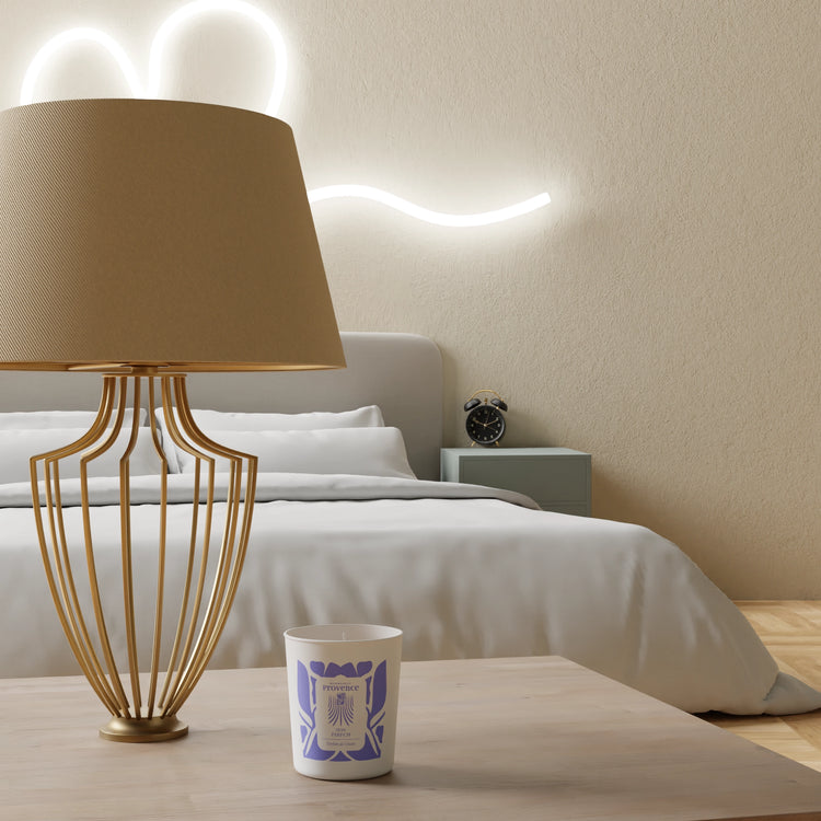 Bougie parfumées Mademoiselle provence au parfum de Grasse, made in France. cire végtale et pot design dans un salon ou dans une chambre rendu très déco et chic