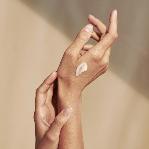 Crème mains rose Mademoiselle Provence, absorption rapide pour des mains hydratées, nourrit, souples et douces.