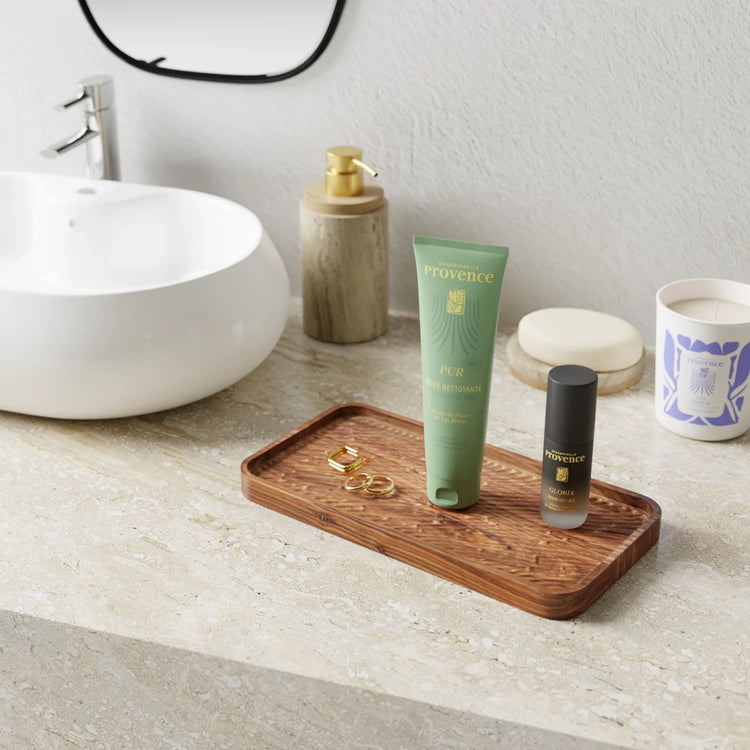 Gelée Nettoyante Pur de Mademoiselle Provence aux acides de fleur et lys blanc. Nettoie et démaquille pur laisser une peau nette, fraiche et un teint clair et préparer la peau à recevoir les soins.