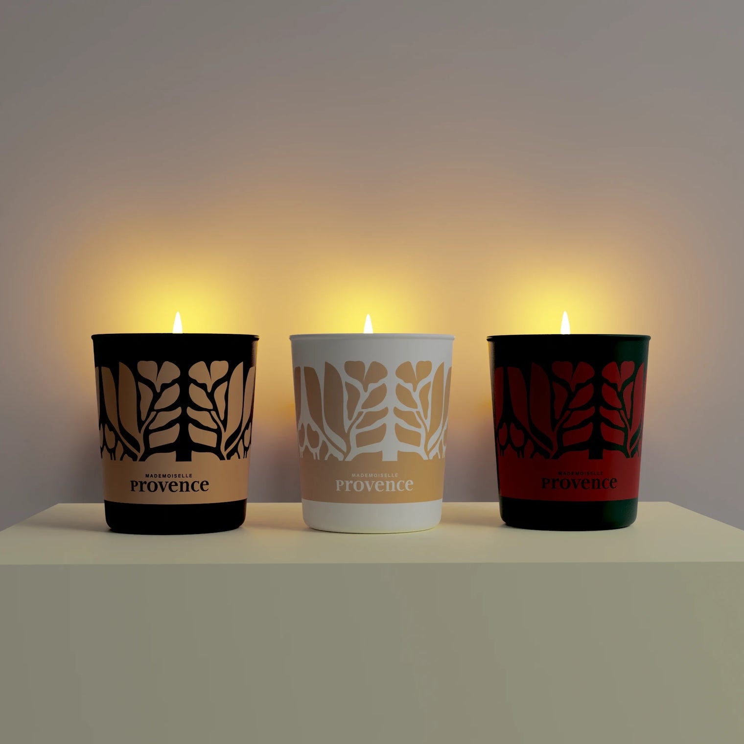 Coffret de 3 mini bougies édition limitée de Noel, Mademoiselle Provence. Parfums gourmands de Calisson, Pain d'épices et orangette alumée