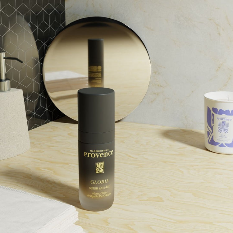 Sérum anti age global, anti ride éclat et fermeté de Mademoiselle Provence. Gamme Gloria certifiée ecocert. Joli flaocn en verre avec pompe. 