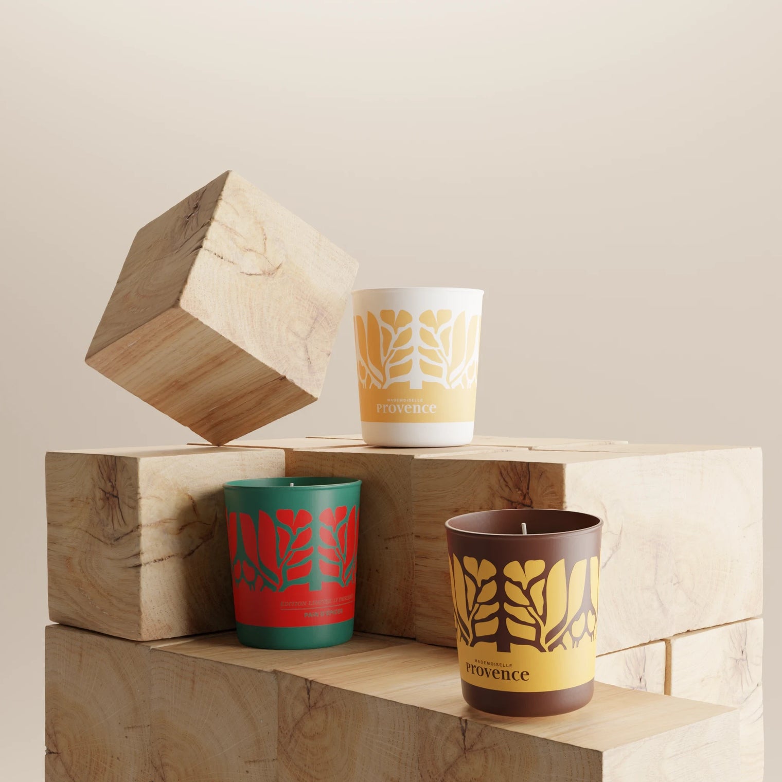 Un trio de bougie élégant, sur le thème de Noel en Provence. Des bougie très décos, modernes et aux senteurs de parfum gourmands, créés à grasse par la maison Robertet. 