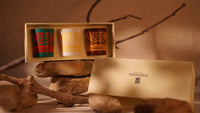 Le trio de bougies parfumées est présenté dans un bel étui écrin, parfait à offrir en cadeau de la marque Mademoiselle Provence. L'édition est limité pour Noel : 13 desserts décliné sur Calisson, orangette, et pain d'épice. 