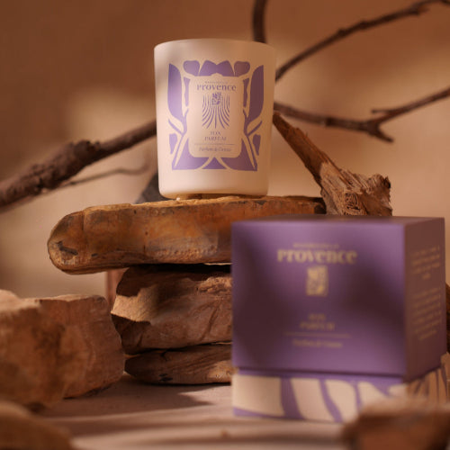 Bougie Mademoiselle Provence, cire végétale, senteur patchouli, vanille. Note boisées et ambrée. Vendue avec une belle cloche parfaite pour offrir