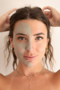 Masque Pur à l'argile verte du Velay, thym, lavande et menthe assainissant, purifiants et rafraichissant. Anti peau grasse et acné, par Mademoiselle Provence.
