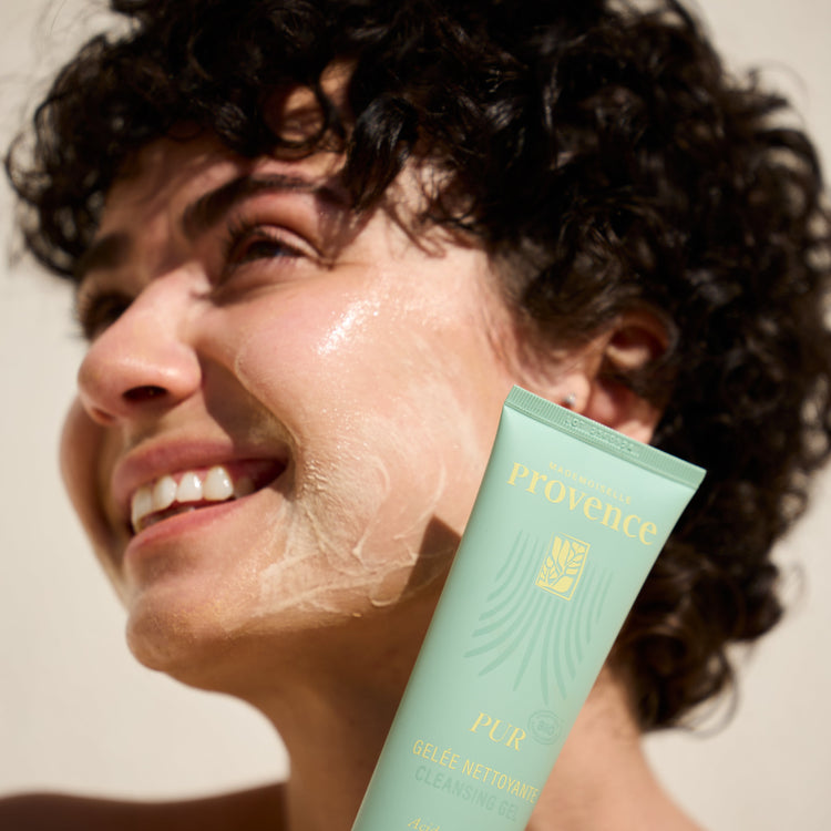 Gelée nettoyante Pur de Mademoiselle Provence. rafraichit, nettoie et purifie la peau. certifiée bio