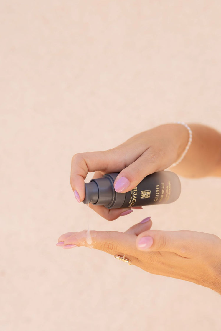 sérum anti age et eclat certifié bio par Mademoiselle Provence, aux peptides de collagènes et extraits d'olivier. 
